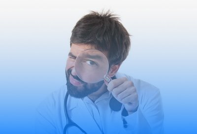 доктор смотрит в камеру через лупу врач смотрит на зрителя через лупу
