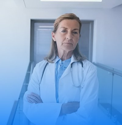 доктор в белом халате смотрит в сторону женщина врач стоит в коридоре