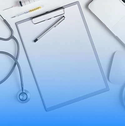 стол в медицинском кабинете с принадлежностями медицинский планшет лежит на столе